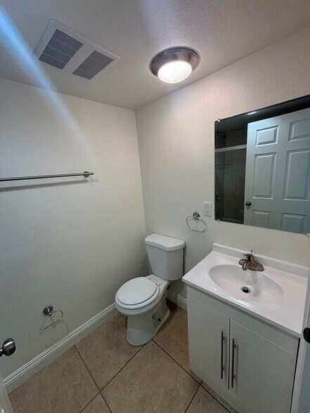 Building Photo - 148 E 84th Pl