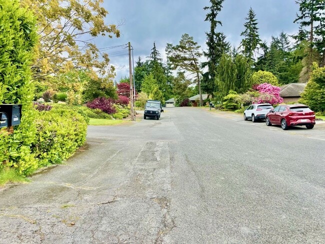 Building Photo - Charming  home on quiet street, great loca...