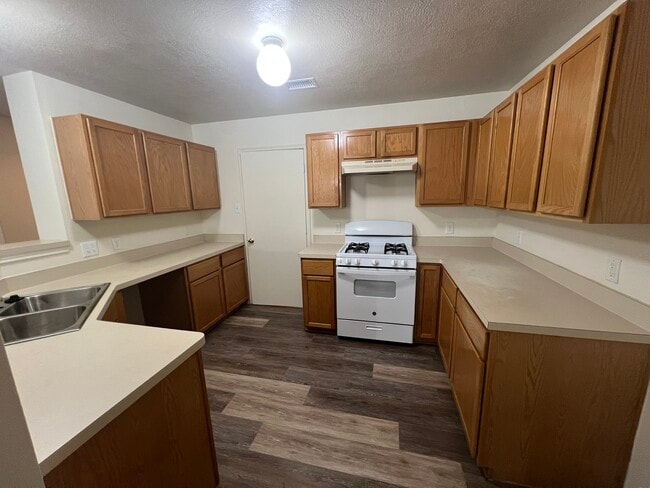 Building Photo - 19530 Sandy Woods Dr