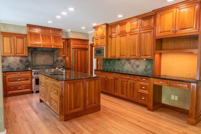 Building Photo - 4bd/3.75ba Woodinville Home