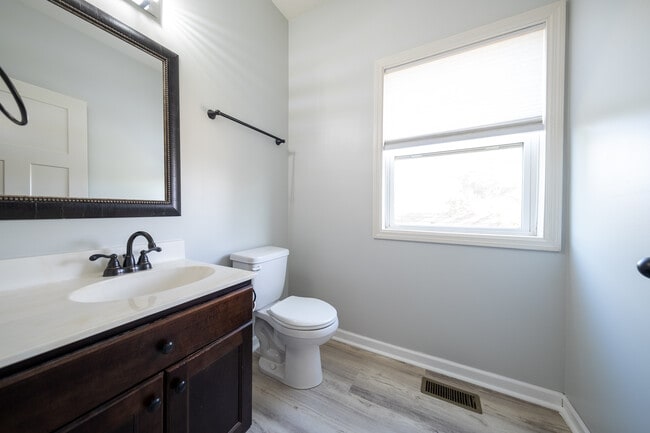 Building Photo - 2638 Vierling Dr E