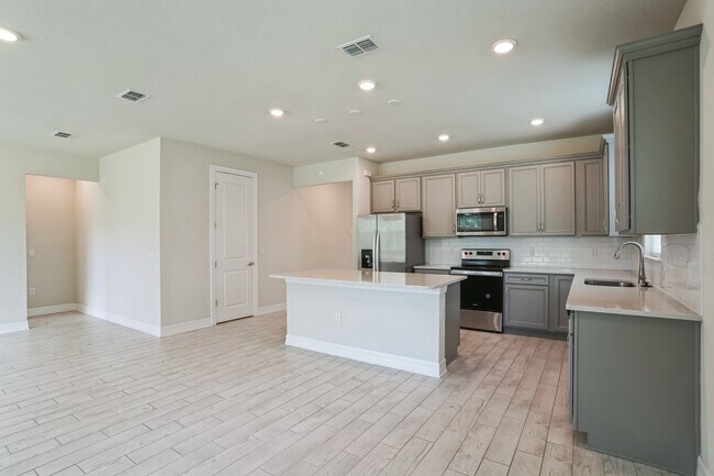 Building Photo - Charming 4-Bedroom Family Home in Serene S...