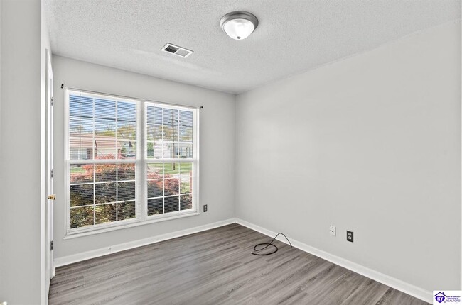 Building Photo - 1302 Williamsburg Dr