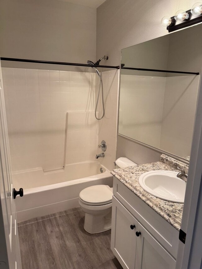 Building Photo - Gorgeous Townhome with W/S/G AND Gas!