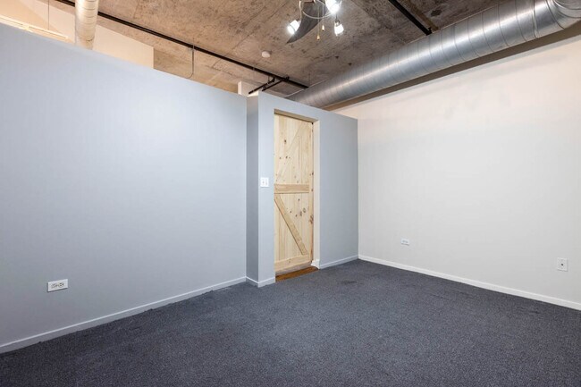 Building Photo - 933 W Van Buren St