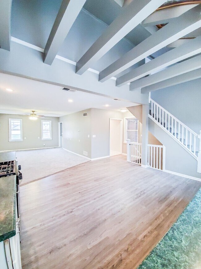 Building Photo - 708 E Warrington Ave