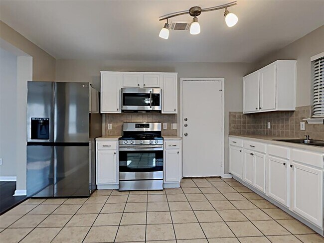 Building Photo - 8110 Stagewood Dr