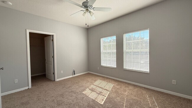 Building Photo - Spacious 4-Bed, 3-Bath End Unit Townhome w...