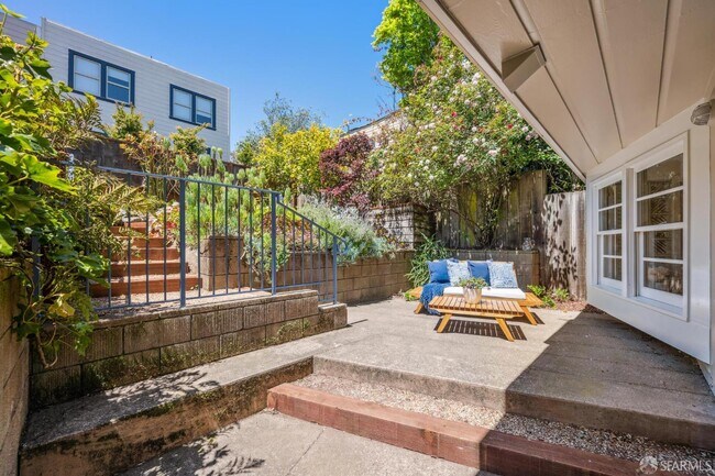 Building Photo - 25 Roselyn Terrace
