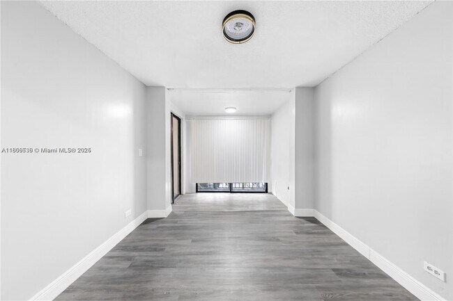 Building Photo - 3680 Inverrary Dr