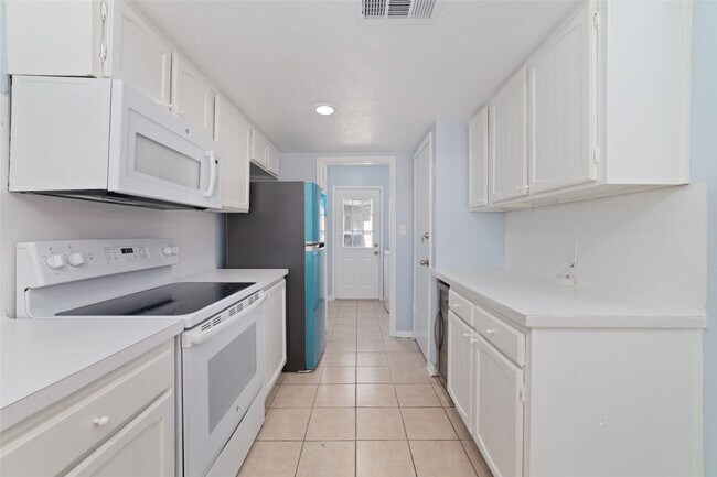 Building Photo - 17 April Point Dr N