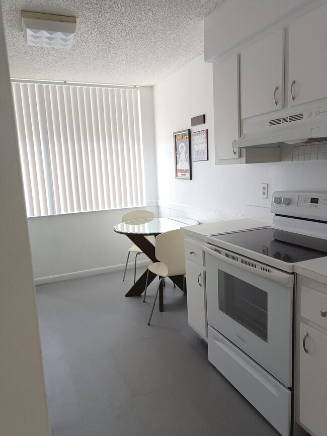 Building Photo - 2255 Lindell Blvd