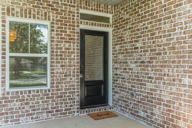 Building Photo - 4 Bedroom In Niceville!