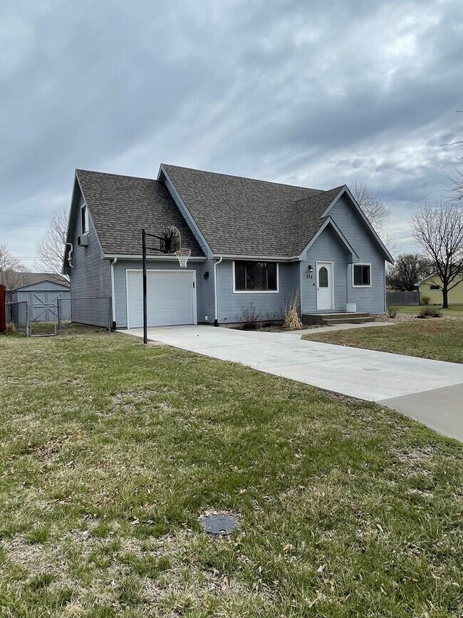 Building Photo - GREAT FAMILY HOME! FULLY FENCED YARD!