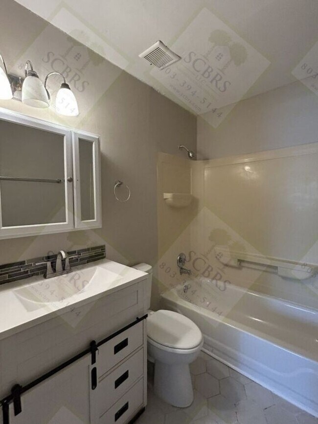 Building Photo - 10 Silver Oak Cir