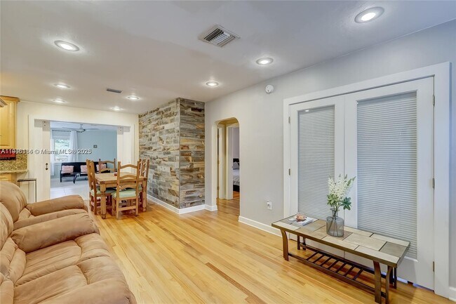 Building Photo - 1637 Cleveland St