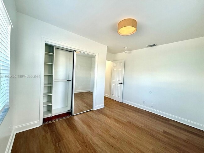 Building Photo - 2403 Scott St