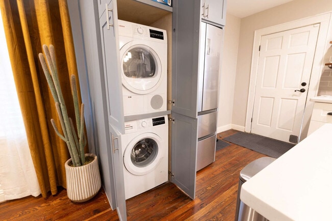 Building Photo - 725 Peddie St