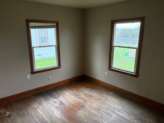 Building Photo - 2 Bedroom and 1 Bathroom House
