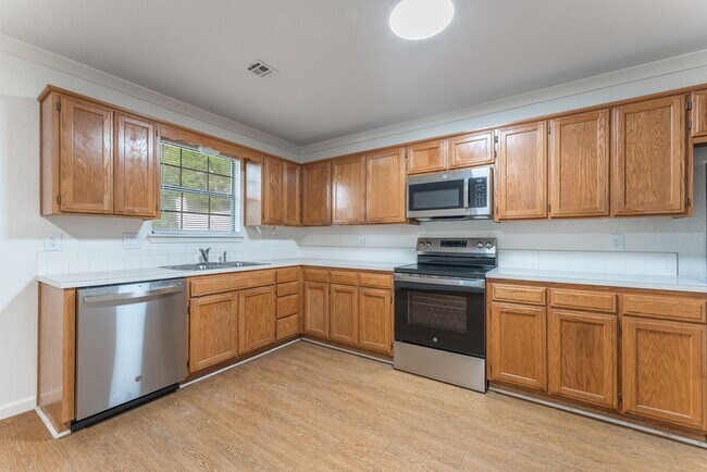 Building Photo - Welcome to this newly updated 2-bedroom, 2...