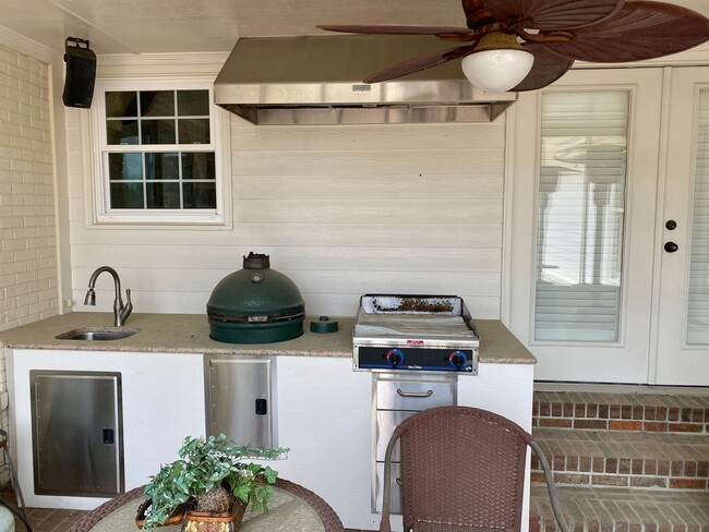Building Photo - 1407 Camellia Dr