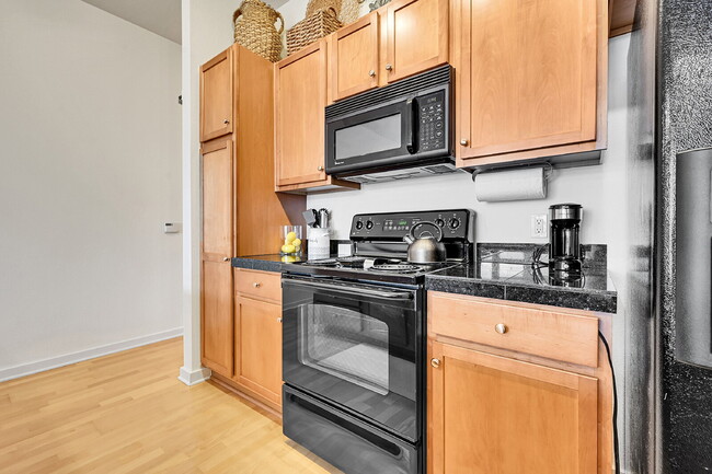 Building Photo - Immaculate, Beautifully Furnished  1-Bed 1-Bath Condo- Available Now!