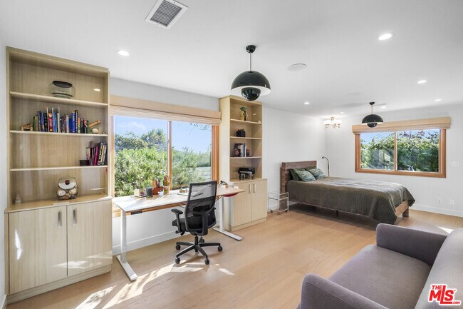 Building Photo - 375 S Surfview Dr