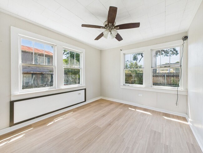 Building Photo - 3 Bedroom, 1 Bathroom NOW Available!