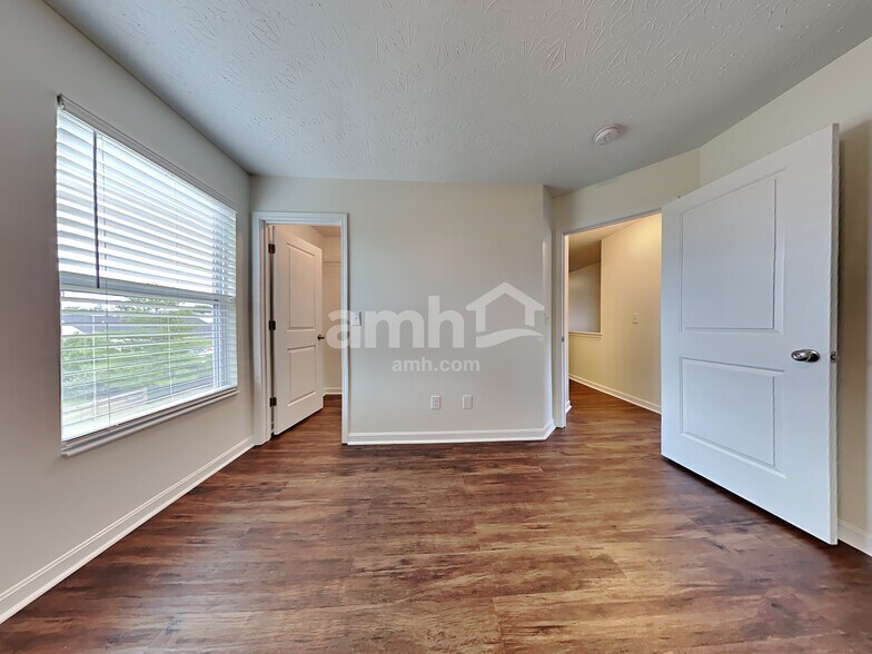 Building Photo - 3260 Blue Springs Dr