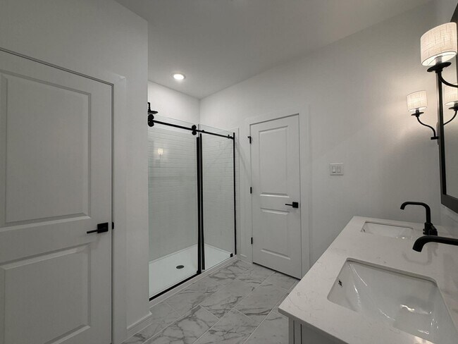 Building Photo - 4819 Legends Bay Dr