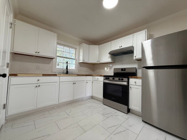 Building Photo - 3 BEDROOM 1 BATH