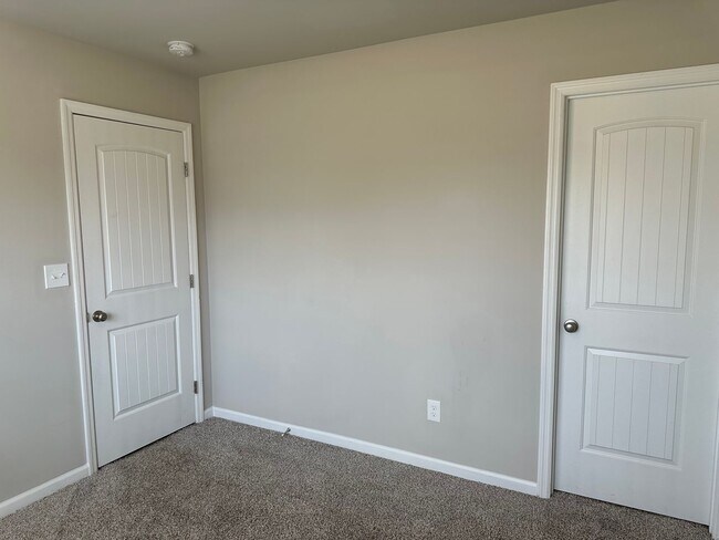 Building Photo - 1/2 off first full month rent move in special