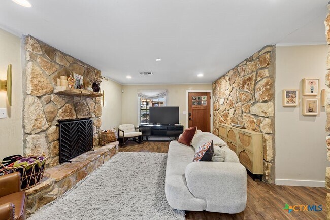 Building Photo - 202 Leveritts Loop