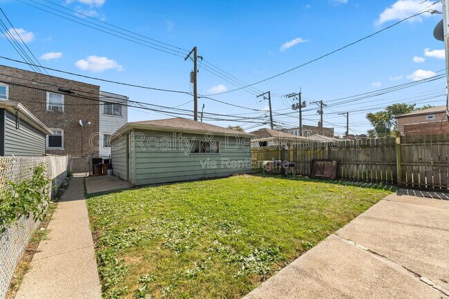 Building Photo - 2517 N Laramie Ave