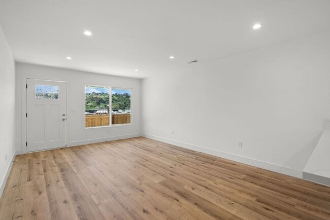 Building Photo - 2718 Oceanside Blvd