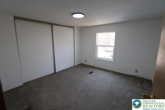 Building Photo - 238 Birchwood Ln