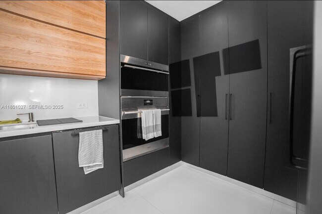 Building Photo - 5600 Collins Ave