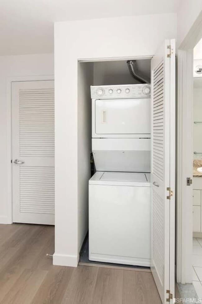 Building Photo - Stylish 1BR Condo in Prime Mission Bay Loc...