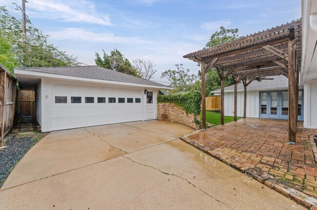 Building Photo - 6158 Burgoyne Rd