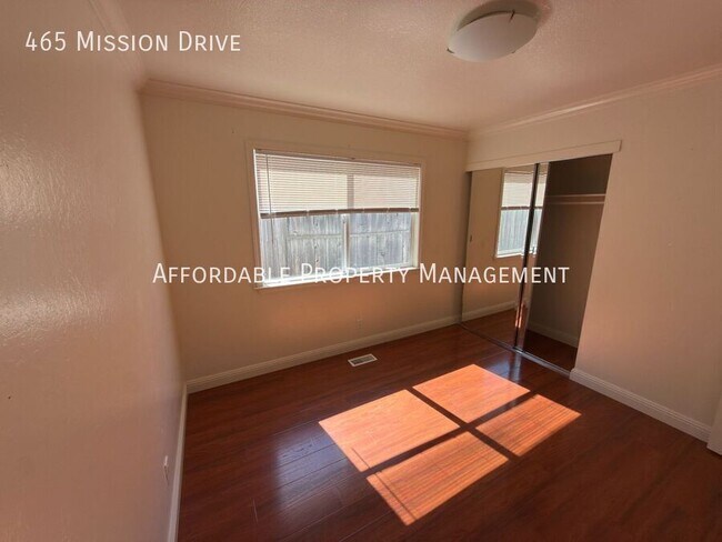 Building Photo - 465 Mission Dr