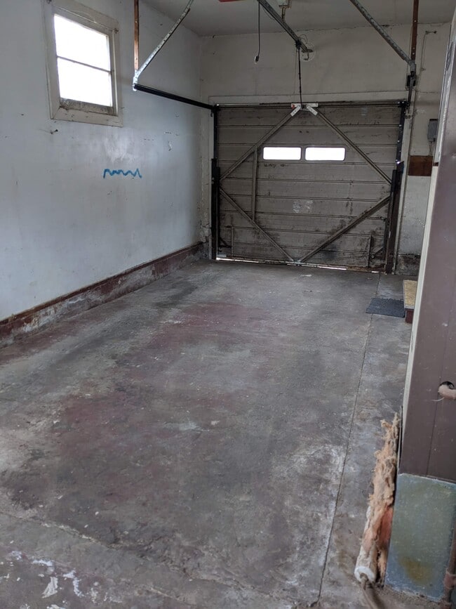 Building Photo - 2425 Snyder Ave
