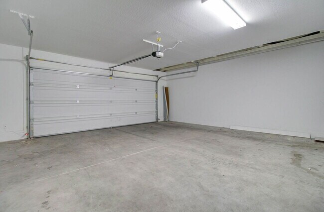 Building Photo - 2014 N 77th Dr