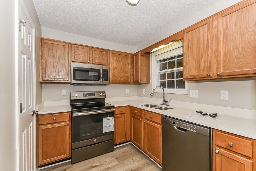 Building Photo - 625 Meadows Ct