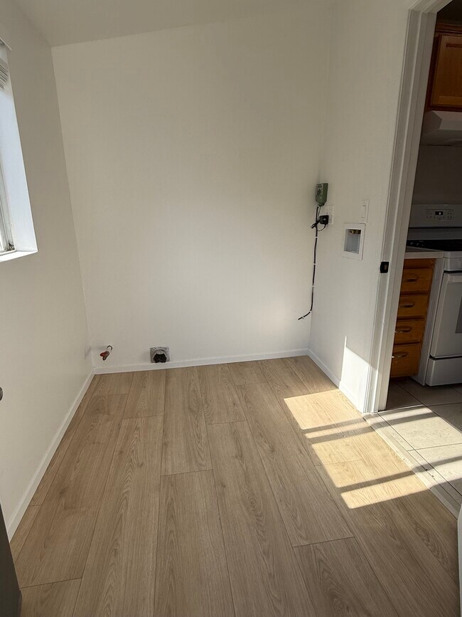 Building Photo - 433 Linda Rosa Ave