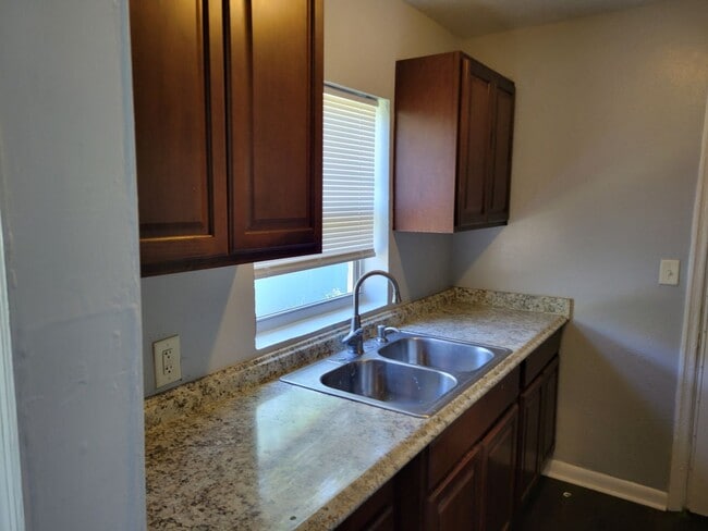 Building Photo - Cute 2 Bedroom