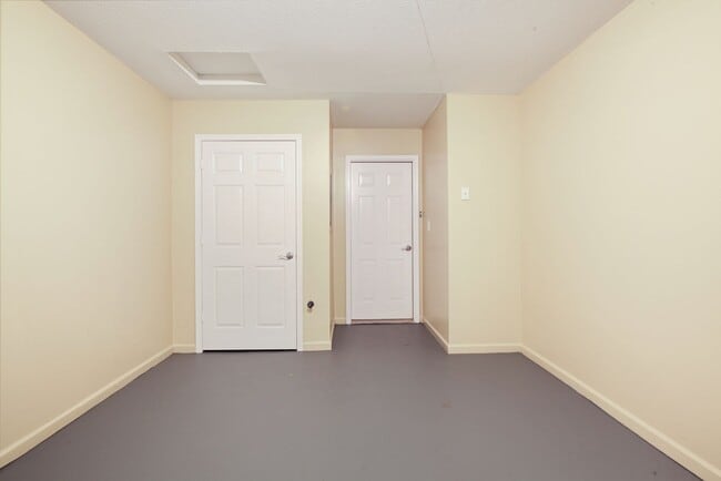 Building Photo - All one level, all electric Duplex in Oak ...