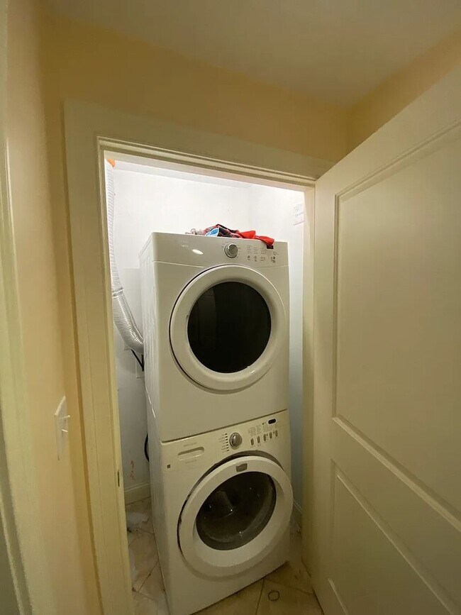 Building Photo - No Brokers Fee, No Security Deposit, In-Unit Washer and Dryer, Central Heat/AC, One Parking is In...