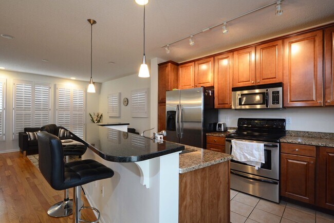 Building Photo - 2-Bed, 3-Bath Townhouse in a Great Location!