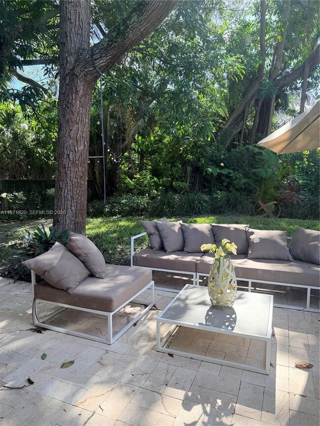 Building Photo - 2857 N Palm Aire Dr