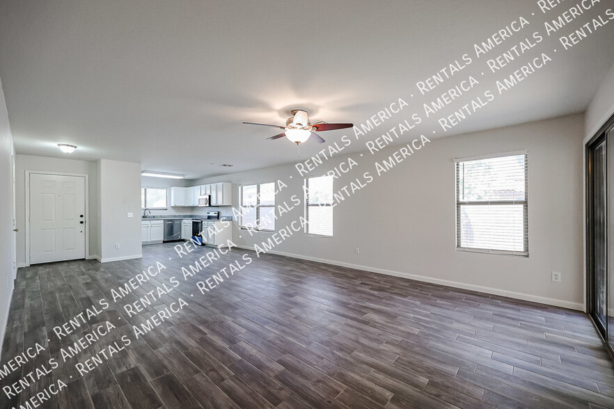 Building Photo - 2305 E Spruce Dr